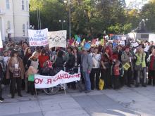 Учителите стачкуваха на фона на протестен химн