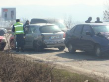 Горят сухи треви на Карловско шосе, има и верижна катастрофа