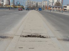 Мостът на "Васил Априлов" - изпочупени тротоари и огромни дупки, през които се вижда коритото на Марица!