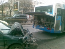 Мистерия около вчерашната тежка катастрофа между автомобил и автобус