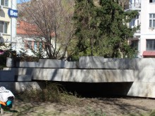 Белият камък пред Общината "светна", слагат пейки в градинката