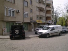 Нагло паркиран автомобил пречи на "Бърза помощ" да транспортира жена, получила инфаркт!