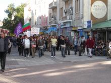 Учителите продължават стачката с митинг