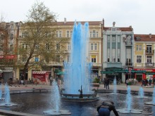 Синя вода бликна от Фонтана пред Общината, сменят цвета периодично