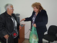 Павлинка Кацарова раздаде хранителни продукти за празниците