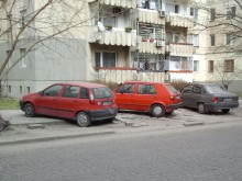 Наглеци разрушават тротоара на ул. "Скопие"