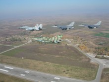 Български и американски изтребители тренират заедно в Граф Игнатиево