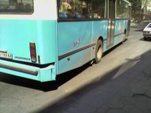 Невнимателен шофьор на автбус повлече възрастна жена