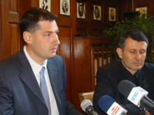 Чистят крепостната стена на Стария град