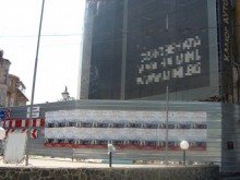 Преградните пана на ул. "Отец Паисий" 8 продължават да тормозят пловдивчани