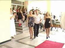 Ученички в къси полички спретнаха ретроревю