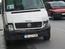 Маршрутка и лек автомобил катастрофираха тази сутрин