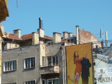 Читател: На фона на красивия Римски стадион има сгради в окаяно състояние!