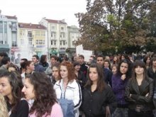 Около 100 гимназисти се събраха на протестен митинг против матурите в Смолян