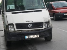 Двама пострадаха при катастрофа на маршрутка и лек автомобил