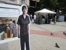 На площада пред Общината откриха изложбата "С нас те направиха първата крачка и успяха"