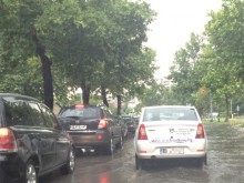 След бурята: Наводнени улици и задръствания из целия град