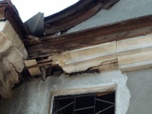 Необитаема къща в Центъра може да се срути всеки момент