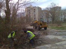 Извозиха 30 куб. метра боклуци от нерегламентираното сметище зад ТУ
