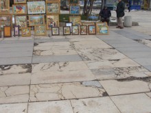Запълват "кратерите" пред Централна поща