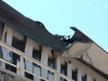 Срути се козирката на зала "Чайка"!