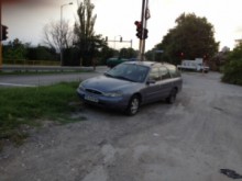 Пловдивска кола стои 3 седмици в тревата до светофар във Варна