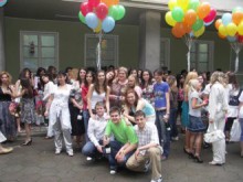 Девойка отиде на бала си с рокля, направена от тетрадки с домашни по математика