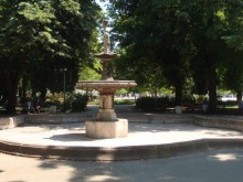 Трима изплашиха девойка в Центъра, тя се развика и ги хванаха