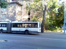 Тролей престоя по средата на оживен пловдивски булевард повече от два часа в час пик!