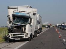 Товарен автомобил и трактор катастрофираха на АМ "Тракия" край Пловдив