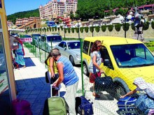 Телени прегради за курортисти в Елените