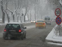 Първият сняг затрудни движението по улиците