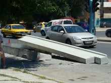 Бетон падна от ТИР в движение, за щастие няма пострадали