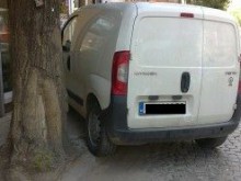 Наглец паркира "шефски", без да се съобразява с никого