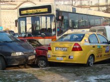 Тежка катастрофа запуши кръстовището на Чифте баня