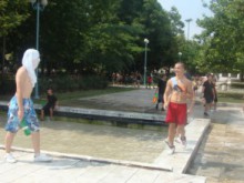 В горещините освен от дехидратация, трябва да се пазим и от слънцето 