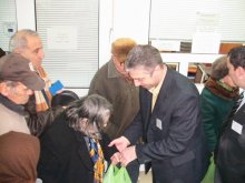 Александър Колев и Пламен Начев раздадоха торби с храна