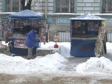 Продавачи се греят на газов котлон в центъра на Пловдив