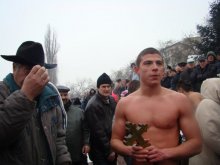 Осем смелчаци скочиха в Марица за кръста