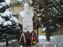 Фенове и ръководство поднесоха венци на стадион "Христо Ботев"