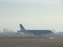 Отлагат полетите от летището