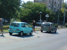 "БМВ" се натресе в две коли, даващи път на пешеходец по бул. "Н. Вапцаров"