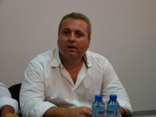 Коко Динев поема гърци?