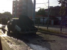 Скъсан маркуч подпалил автомобила на Сточна гара