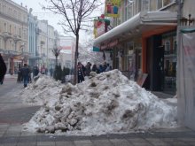 Купчини сняг задръстват Главната