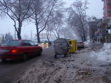 Контейнери за смет зарязани на платното на бул. "Източен"