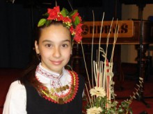 Даряват фолклорна носия на читалището в село Първенец