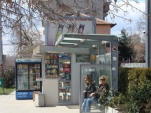 Започва поетапно монтиране на летви и седалки по спирките в "Южен"