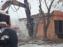 Бутат незаконни ромски постройки