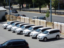 Играчи на Ботев Пд се уредиха с чисто нови джипове